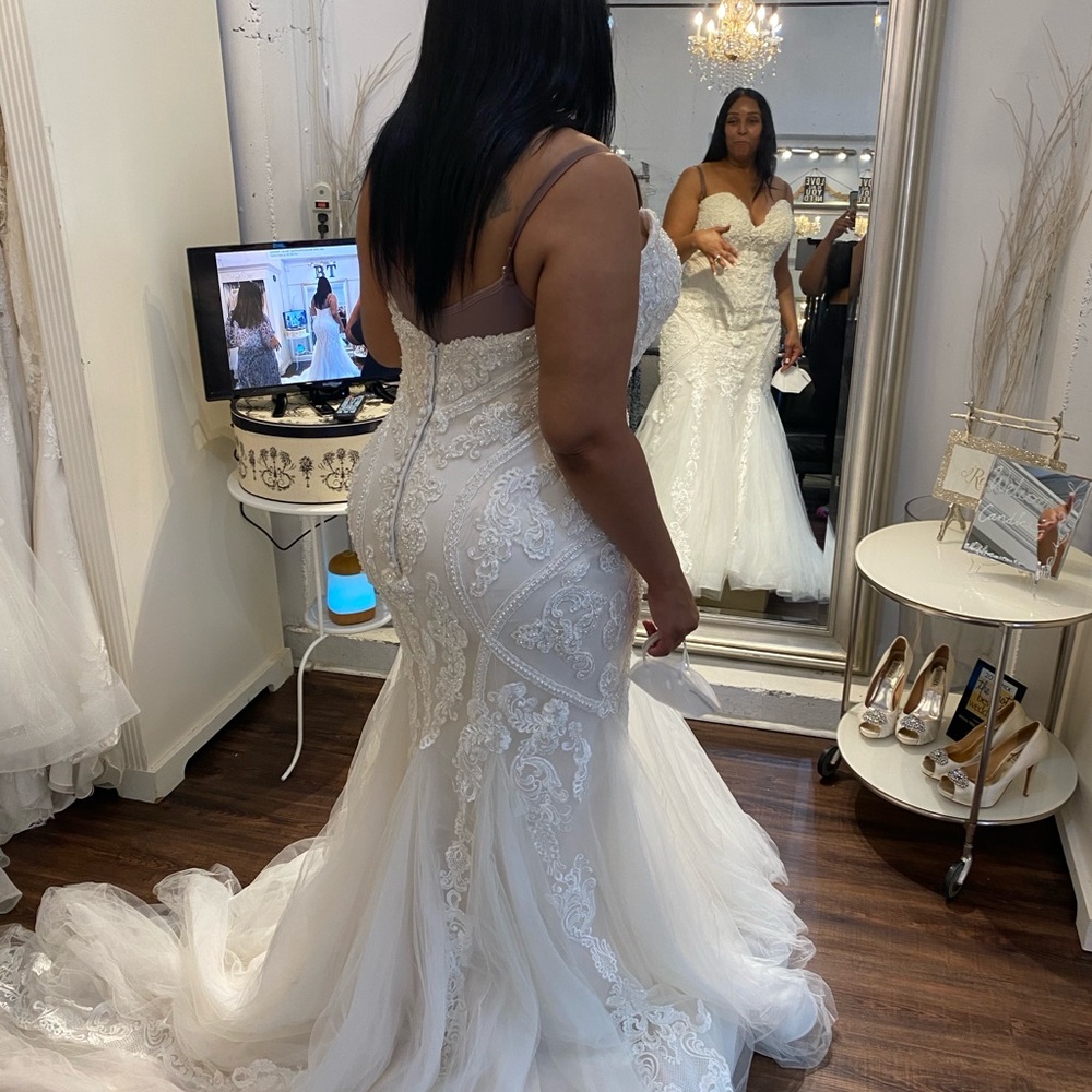 Elegant White Lace Wedding Dress